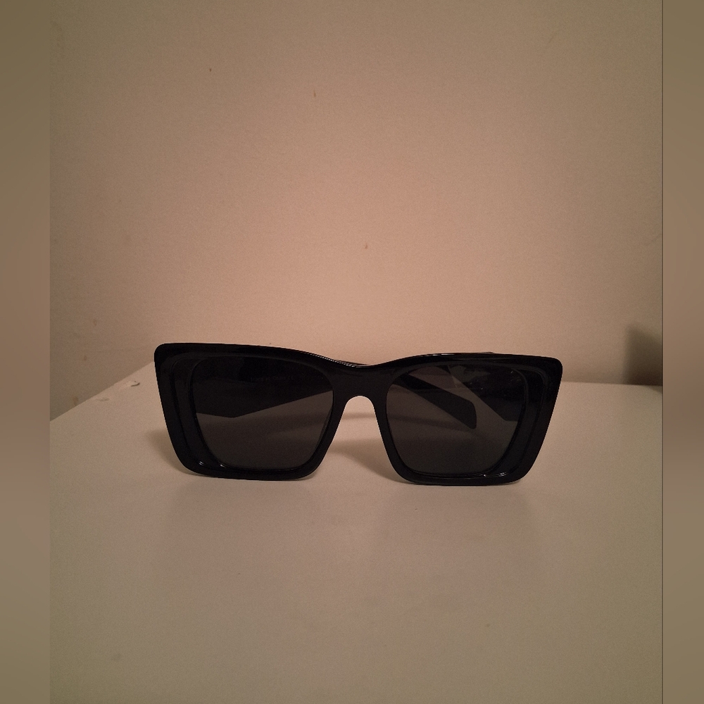 Chic Black Sunglasses
